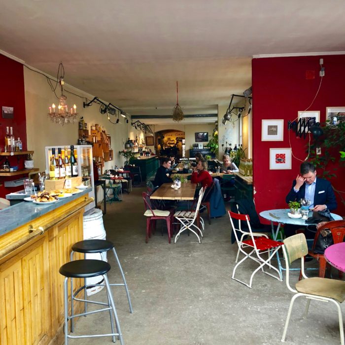 VON&ZU Tagescafe Weinbar Tralala mainroom with bar